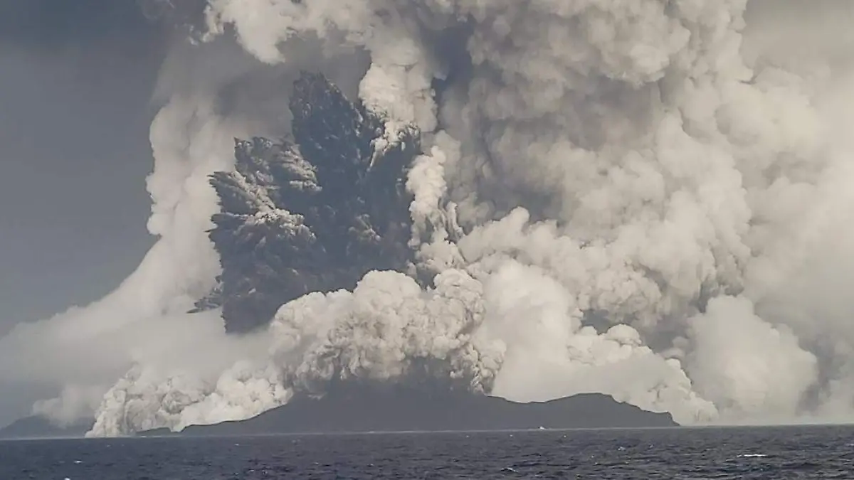 Tsunami golpea costa oeste de EU y Canadá tras erupción de volcán en Tonga